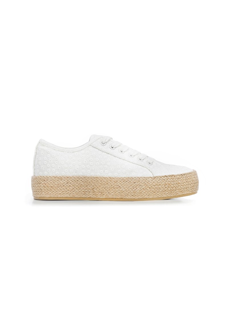 Weiße Schnürschuhe mit gesticktem Blumenmuster, ausgestattet mit einer geflochtenen Jutesohle und strukturierten Details an den Seiten.