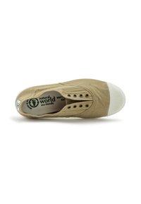 Bež platneni slip-on tenisice s bijelim gumennim vrhom, sadrže šest metalnih rupica za pertle i interno logotipiranje. Korišteni ekološki prihvatljivi materijali.