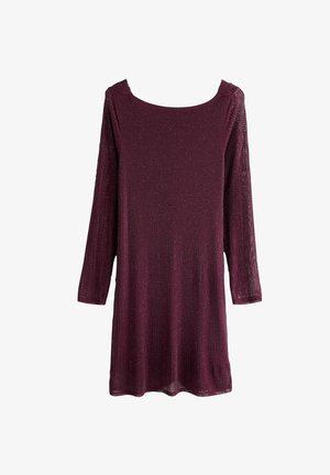 Robe bordeaux à manches trois-quarts, fabriquée en tissu texturé avec un détail scintillant et un décolleté large en forme de scoop.