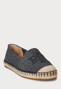 Ciemnoniebieskie espadryle o gładkiej fakturze, z okrągłą podeszwą z juty i przeszywanym wykończeniem. Posiadają design typu slip-on i brak sznurówek.