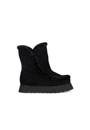 Schwarze Wildleder-Ankelboots mit einem strukturierten Kunstfellbesatz, gewelltem oberen Rand und einer stabilen, strapazierfähigen Gummisohle mit Zickzackmuster.