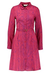 Abito rosa con bottoni, maniche lunghe, caratterizzato da un motivo testurizzato, vita con cintura e colletto classico. Realizzato in tessuto leggero.