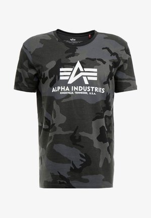 Tumšā pelēkā un melnā krāsā ar kamuflāžas rakstu īsām piedurknēm T-krekls, kas priekšpusē rotāts ar baltu logotipu "Alpha Industries". Klasiska apaļa kakla dizains.