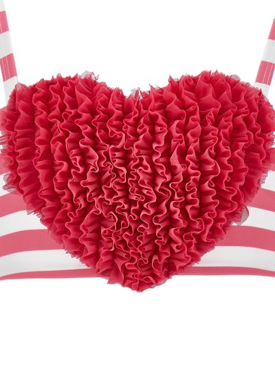 Herzförmiger roter Rüscheneinsatz auf einem gestreiften, hellrosa und weißen Bralette, mit weichem Stoff und verstellbaren Trägern.