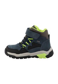 Sneaker pentru copii de tip high-top, în nuanțe de albastru închis și negru, cu accente neon verzi, curea cu velcro și talpă rezistentă pentru purtare în aer liber.