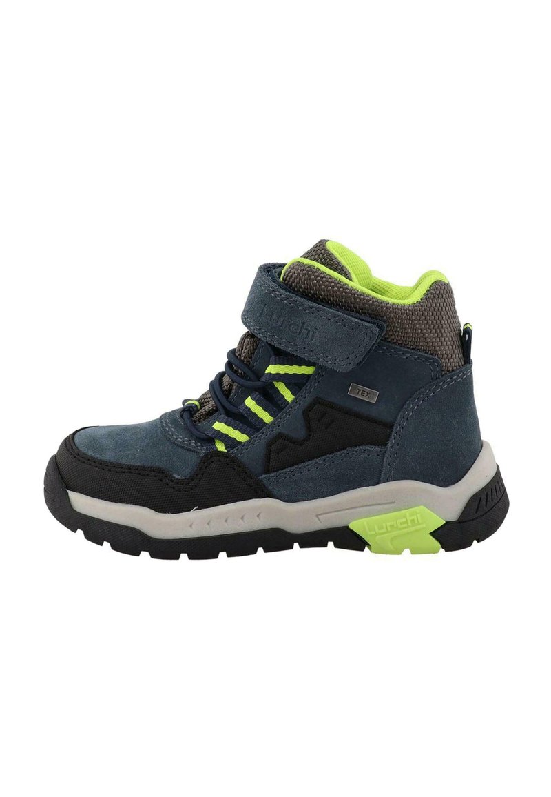 Sneaker pentru copii de tip high-top, în nuanțe de albastru închis și negru, cu accente neon verzi, curea cu velcro și talpă rezistentă pentru purtare în aer liber.