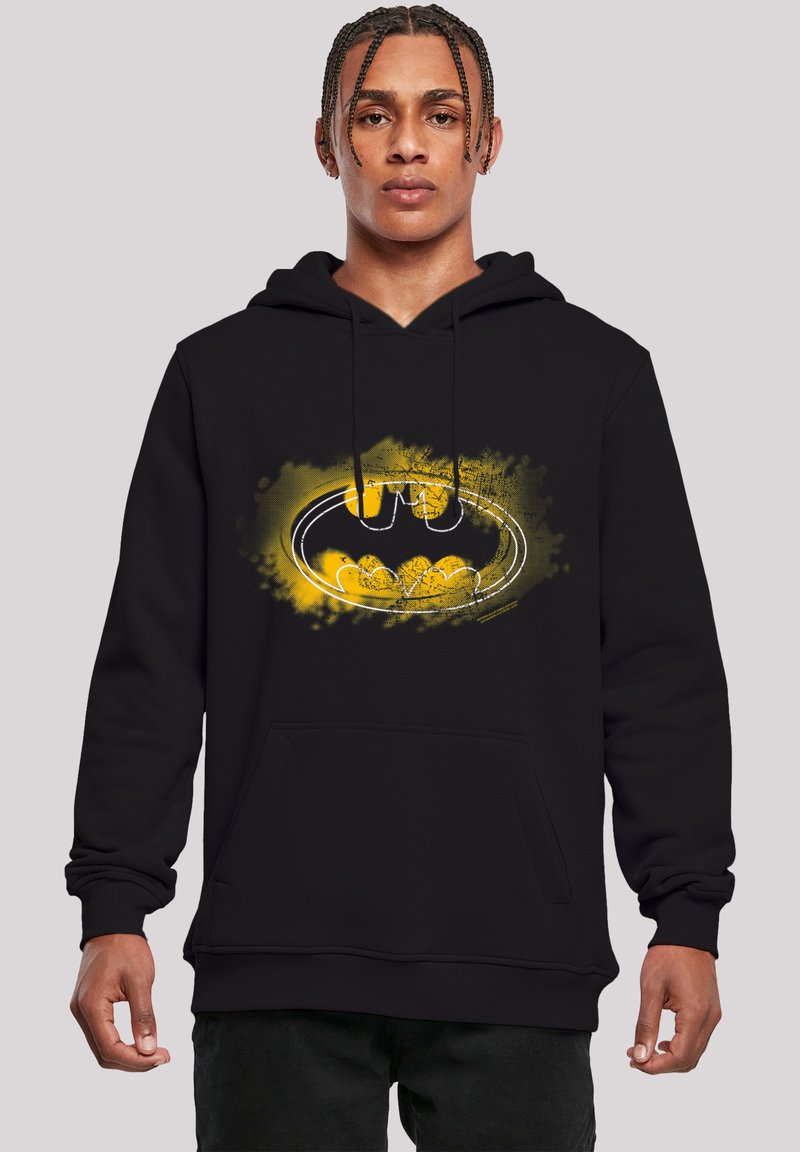 Svart hettegenser med et sentralt gult og svart Batman-logo. Laget av blanding av bomull med en frontlomme og justerbar snorhette.
