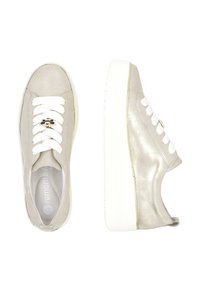 Baskets en cuir gris avec des lacets blancs, des accents métalliques et une finition texturée. Elles présentent une semelle épaisse blanche et un détail matériel floral.