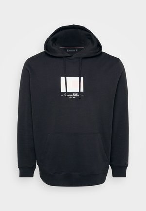 Musta huppari, jossa on etutasku, nyörillinen huppu ja suorakulmainen graafinen suunnittelu valkoisena ja vaaleanpunaisena rinnassa.