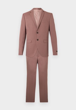 Muško dvodijelno odijelo u boji prašnjavo ružičaste s blejzerom s reverom s urezom, dva gumba, džepovima s poklopcem i uskim hlačama u istoj boji.