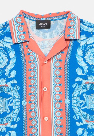 Πουκάμισο με κοντά μανίκια και κουμπιά, με μπλε και κοραλλί λουλουδένια σχέδια μπαρόκ, με ετικέτα Versace στον γιακά.