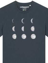 T-shirt en coton bleu foncé avec un graphique des phases lunaires en blanc, incluant des croissants et des pleines lunes, affiché dans un motif en grille.