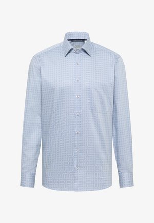 Hellblaues langärmeliges Hemd mit kleinem geometrischem Muster, geknöpft vorne, spitzem Kragen und einer Brusttasche auf der linken Seite.