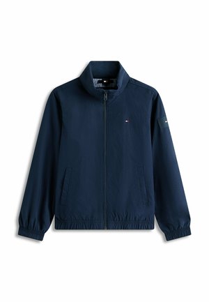 Giacca con zip blu navy, collo alto, due tasche frontali, polsini elasticizzati e piccolo logo ricamato sul petto e sulla manica sinistra.