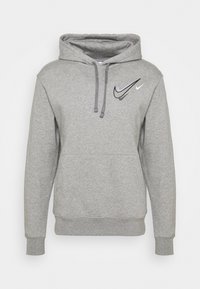Sudadera gris hecha de un tejido suave, con un bolsillo canguro en la parte frontal, capucha con cordón y el logo negro de Nike en el pecho.