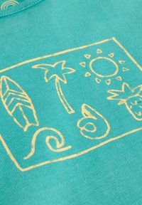Cyan katoen t-shirt met een gouden grafische print met palmbomen, een zon, bladeren en golfontwerpen binnen een rechthoekige rand.