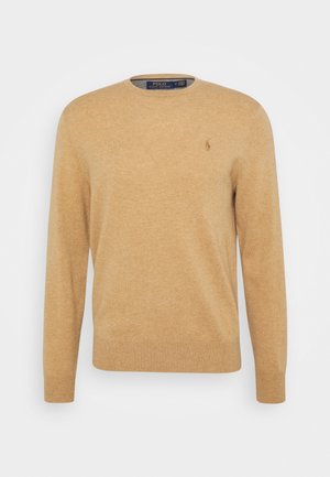 Jersey de hombre color camello con cuello redondo, mangas largas y pequeño logo bordado de Polo Ralph Lauren en el pecho.
