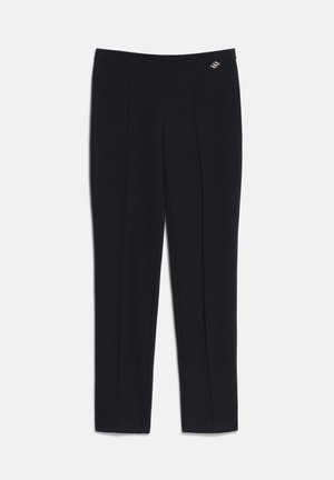 Pantalon noir à jambes droites avec une coupe slim et un petit détail logo argenté près de la taille sur fond blanc.