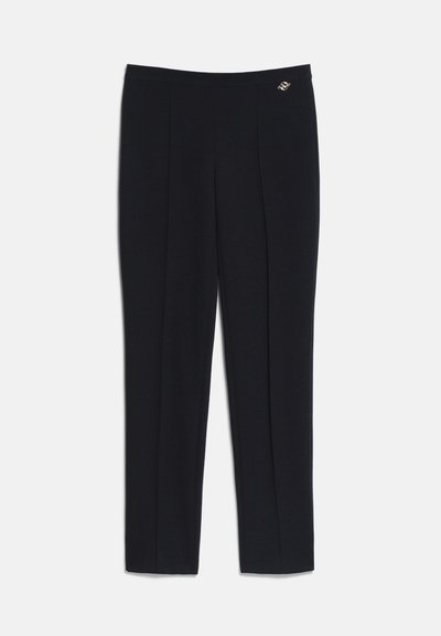 Pantalon noir à jambes droites avec une coupe slim et un petit détail logo argenté près de la taille sur fond blanc.