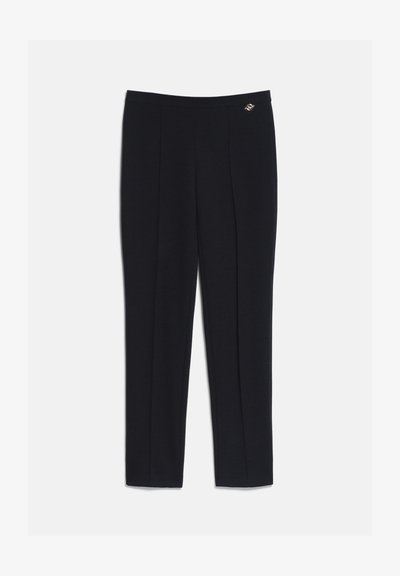Pantalon noir à jambes droites avec une coupe slim et un petit détail logo argenté près de la taille sur fond blanc.