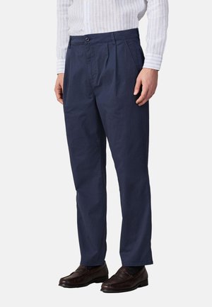 Next, REGULAR TAPERED FIT - SUMMERWEIGHT TWIN PLEAT CHINO TROUSERS  . - Pantalones - navy