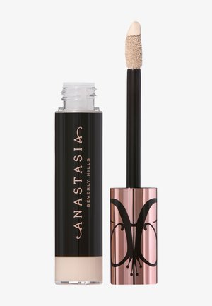 Flüssiger Concealer in einem zylindrischen schwarzen und durchsichtigen Behälter mit rosegoldenen Akzenten. Wird mit einem weichen Applikator in Form eines Rehfußes geliefert.