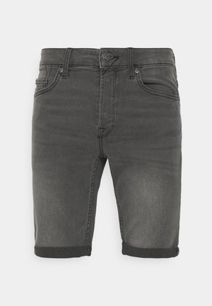 Short en denim noir avec bouton devant, fermeture éclair, passants de ceinture, poches avant et ourlets roulés.