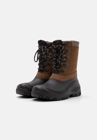 Botas impermeables marrones con parte superior de ante, suela de goma, puntera reforzada y cordones negros con acabado texturizado.