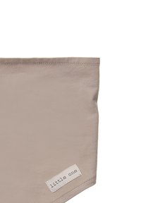 Beiger Baumwollstoff mit einem genähten Saum, gekennzeichnet mit "little one", mit einer glatten Textur und einem schlichten Design.