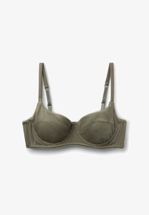 Olivgrüner BH aus geripptem Stoff mit Bügelcups und verstellbaren Schulterträgern vor weißem Hintergrund.