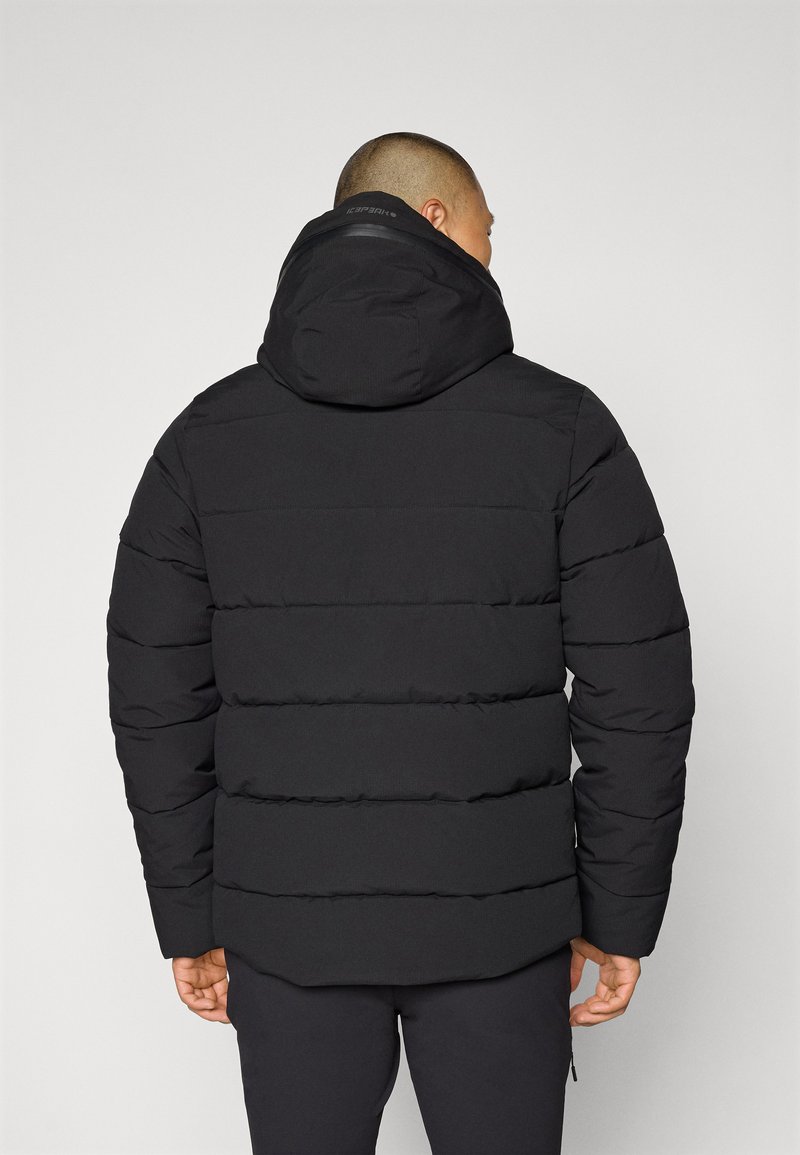 Schwarze Daunenjacke mit Kapuze, ausgestattet mit gesteppten Bereichen zur Isolierung und einer glatten Stofftextur. Logo im Kragenbereich.