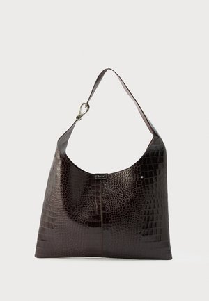 Donkerbruine schoudertas van leer met krokodillenreliëf, voorzien van een enkele riem en een zilveren gespdetail op de riem.