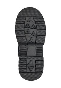 Suola di scarpa in gomma nera con superficie testurizzata, modelli di battistrada angolari e scanalature pronunciate per una migliore trazione. Taglia contrassegnata come 28.