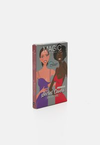 „Magic Bodyfashion Secret Covers“ pakuotė pilkos ir raudonos spalvos, su dviejų moterų, vilkinčių spalvingas sukneles, iliustracijomis. Sudėtyje yra 6 poros, dydis S/M.