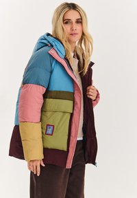 Vícebarevná prošívaná bunda se sekcemi v modré, růžové, zelené a hnědé barvě, s přední kapsou a vyšívanou nášivkou. Texturovaný design s kapucí.