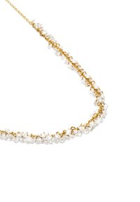 Collana in oro con pendenti di cristalli traslucidi a forma irregolare, caratterizzata da un delicato design testurizzato.