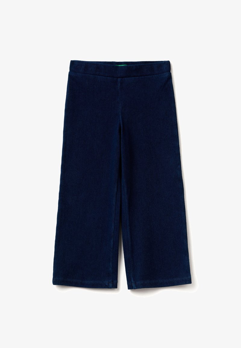 Tmavě modré kalhoty širokého střihu vyrobené z měkkého denimu. Obsahují bezešvý pas a žádné viditelné kování nebo ozdoby.