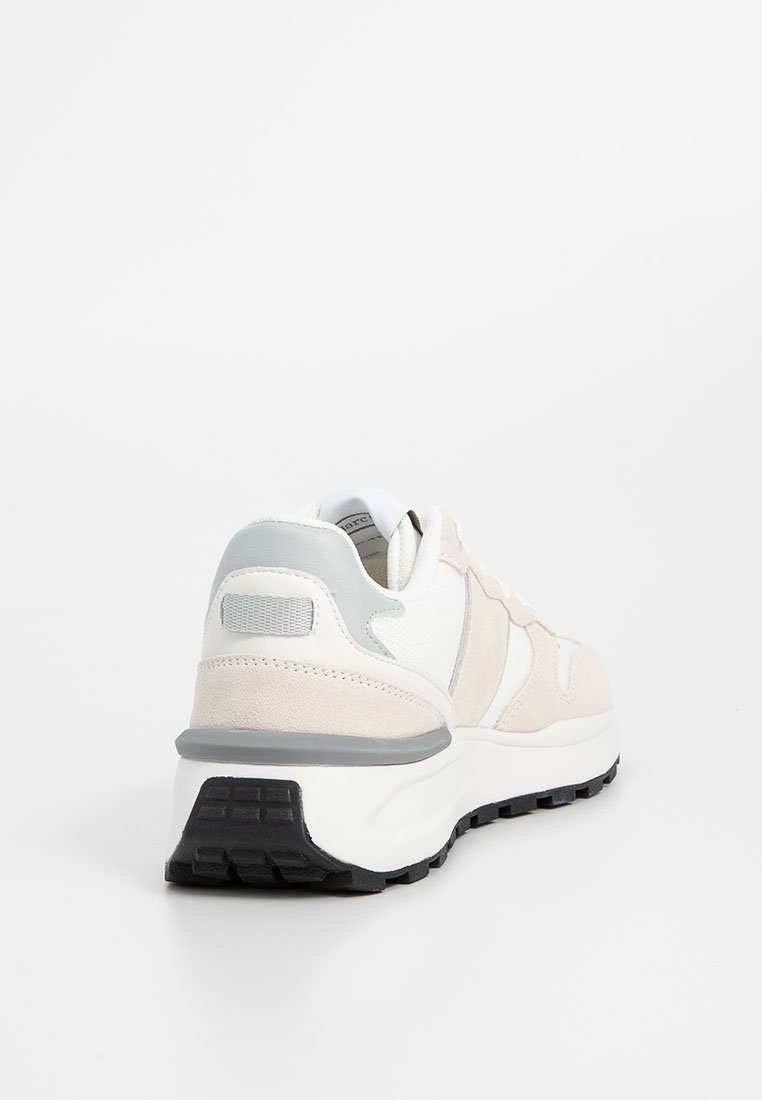 Leichte Sneaker mit einem Obermaterial aus verschiedenen Materialien, das weißen Mesh, beiger Wildlederakzente und eine graue Ferse kombiniert. Schwarze Gummisohle mit Rillen.