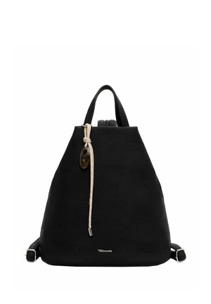 Czarny plecak o fakturowanej powierzchni z górnym uchwytem, regulowanymi paskami na ramiona, beżowym sznurkiem z drewnianą koraliką i małym metalowym logo z przodu.