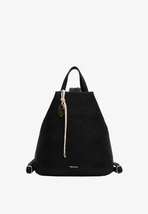 Černý batoh s texturou, horním uchycením, nastavitelnými ramenními popruhy, béžovým šňůrovým táhlem s dřevěnou korálkou a malým kovovým logem na přední straně.