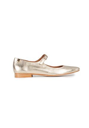 Zapato plano metálico dorado con punta afilada, correa ajustable y tacón de madera. Superficie texturizada con un acabado suave.