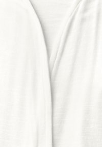 Vitt, lätt tyg med en subtilt sidenliknande textur. V-ringad design med överlappande tyg framtill, vilket skapar en lager-effekt.