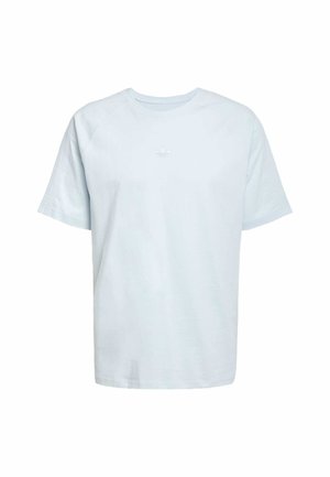 Camiseta de algodón azul claro con mangas cortas, cuello redondo y un pequeño logo bordado en blanco en el pecho. Textura suave.