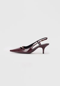 Burgundin väriset slingback-korkokengät, joissa on terävä kärki, kiiltävä nahkapinta, pieni aukko edessä ja kapea stiletto-korko, jossa on kultaiset yksityiskohdat.