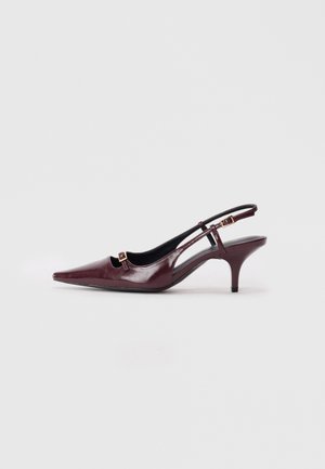Burgundin väriset slingback-korkokengät, joissa on terävä kärki, kiiltävä nahkapinta, pieni aukko edessä ja kapea stiletto-korko, jossa on kultaiset yksityiskohdat.