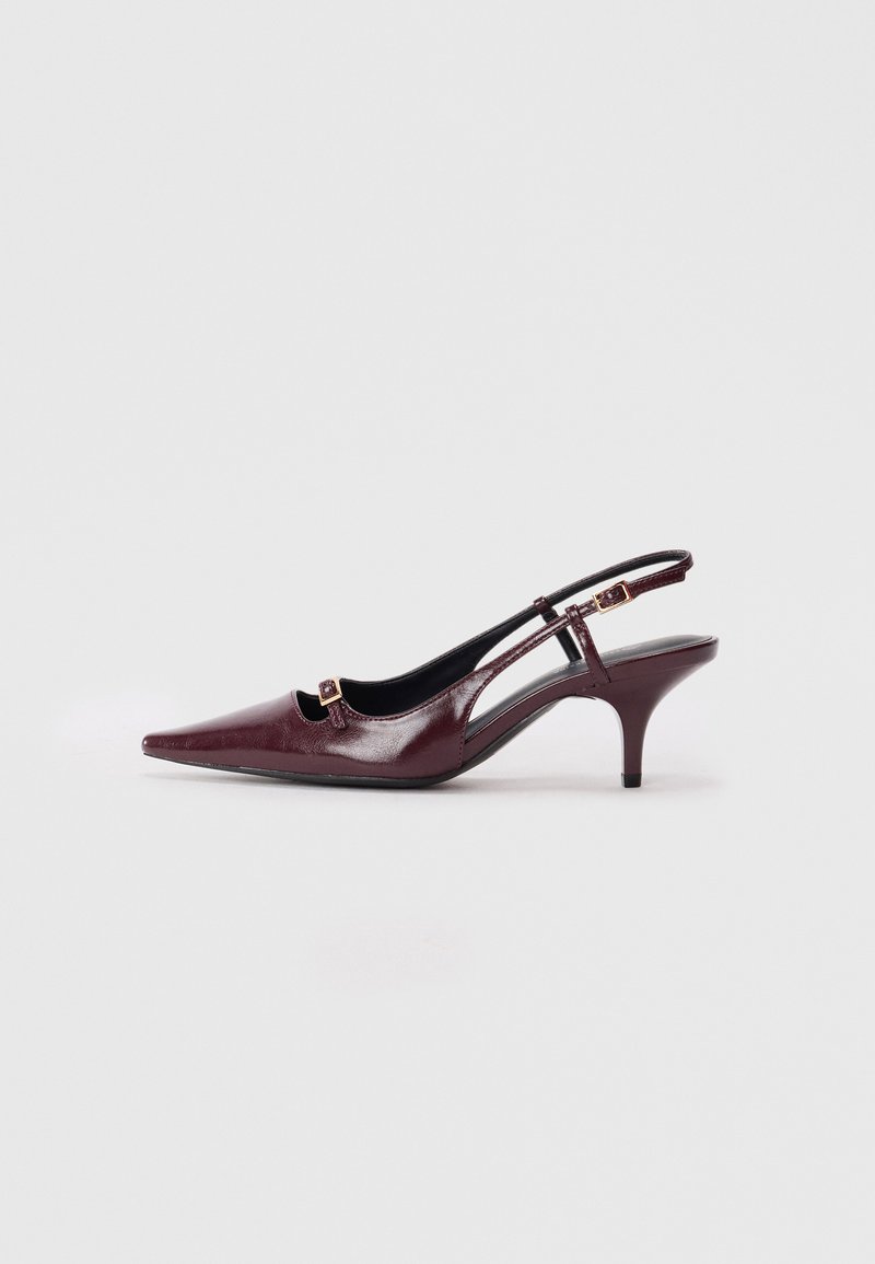 Burgundin väriset slingback-korkokengät, joissa on terävä kärki, kiiltävä nahkapinta, pieni aukko edessä ja kapea stiletto-korko, jossa on kultaiset yksityiskohdat.