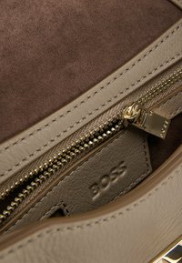 BOSS ARIELL SHOUD - Handväska - open brown seven