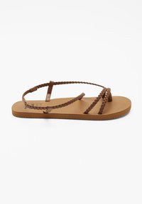 Braune flache Sandalen mit geflochtenen Riemen. Die Sohle ist glatt und flach, mit einer braunen strukturierten Oberfläche und einem minimalistischen Design.