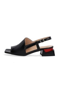 Zwarte gepatineerde slingback schoenen met een open neus, blokhak met een rode accent, en een slank, modern ontwerp.