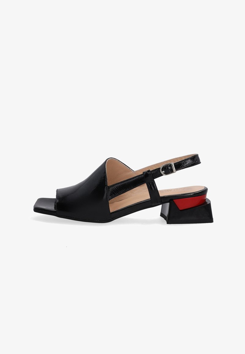 Černé lakované kožené sandály s otevřenou špičkou, blokovým podpatkem s červeným akcentem a elegantním, moderním designem.